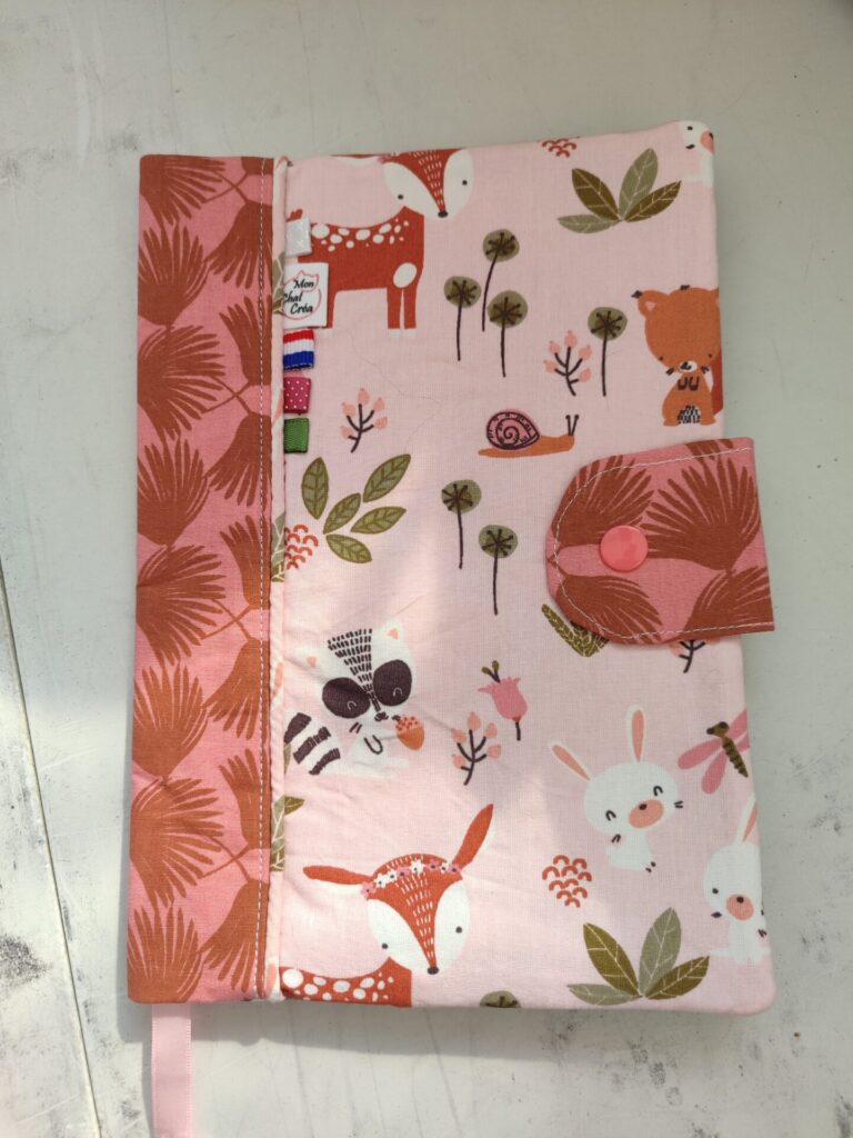 Chez le pédiatre, votre enfant se démarquera avec son joli carnet de santé dans sa pochette. Tous les documents qui l’accompagnent ne s’égareront plus.