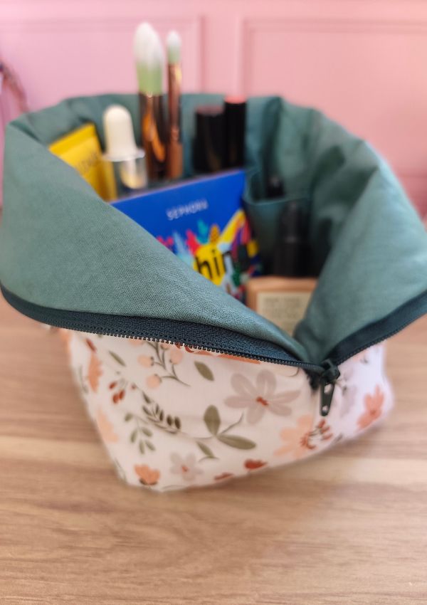 Cette trousse de toilette est idéale pour emporter toutes vos affaires à maquillage lors de vos escapades. Légère et compartimentée, elle vous accompagnera partout.