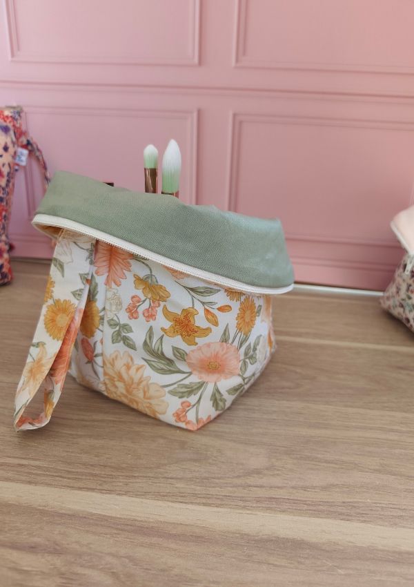 Cette trousse de toilette est idéale pour emporter toutes vos affaires à maquillage lors de vos escapades. Légère et compartimentée, elle vous accompagnera partout.