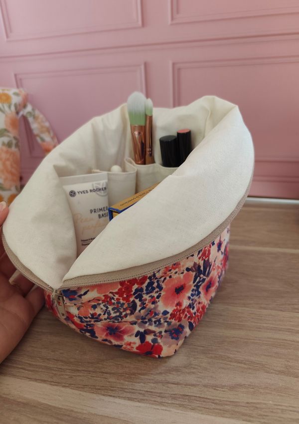 Cette trousse de toilette est idéale pour emporter toutes vos affaires à maquillage lors de vos escapades. Légère et compartimentée, elle vous accompagnera partout.