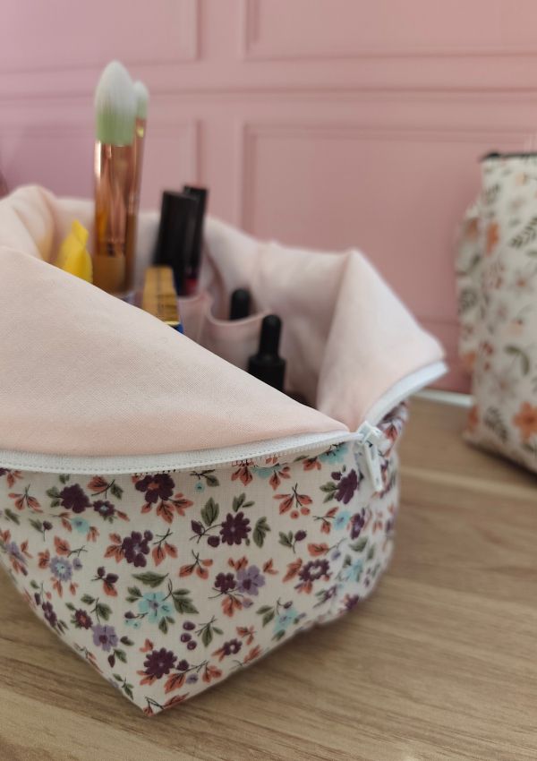 Cette trousse de toilette est idéale pour emporter toutes vos affaires à maquillage lors de vos escapades. Légère et compartimentée, elle vous accompagnera partout.