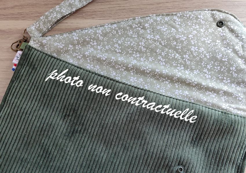 Élégante et pratique, la pochette évasion vous permet de glisser tout vos objets pour un divertissement assuré. Tablette, livres, carnets d'écriture...