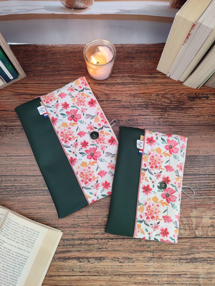 La pochette à livre protège votre livre. Vous pouvez ainsi l'emporter partout avec vous et ça, sans craindre de corner les pages.