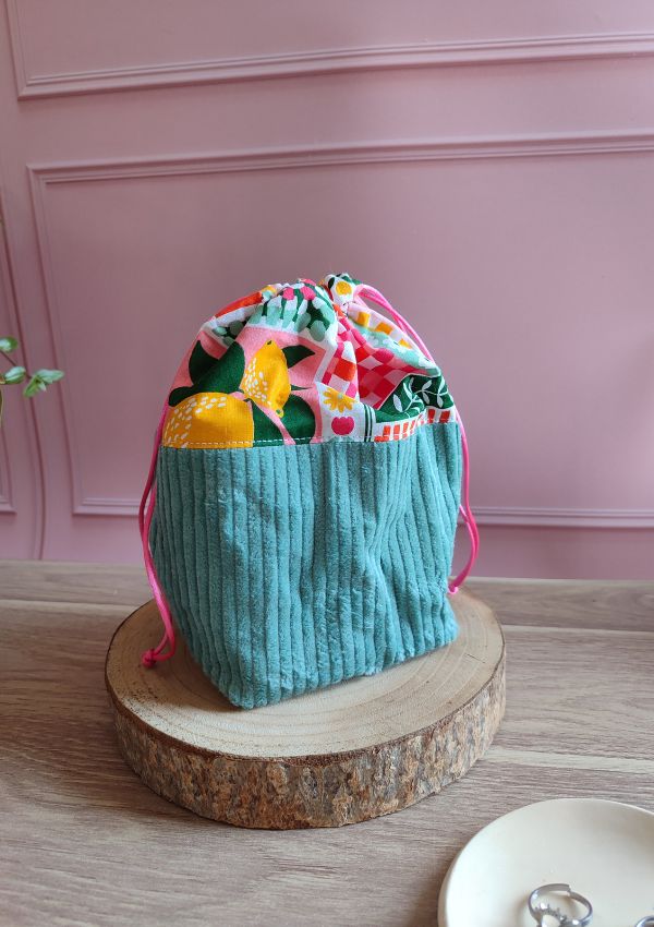 La bourse panier est une solution de rangement simple et parfaite pour organiser vos petits accessoires du quotidien.