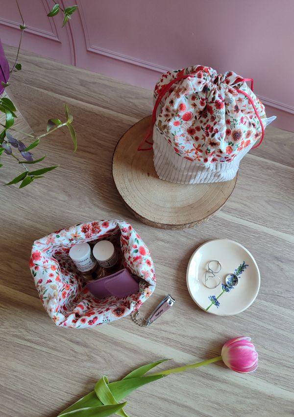 La bourse panier est une solution de rangement simple et parfaite pour organiser vos petits accessoires du quotidien.