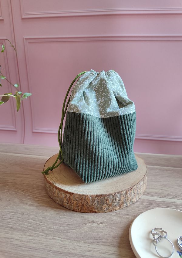 La bourse panier est une solution de rangement simple et parfaite pour organiser vos petits accessoires du quotidien.