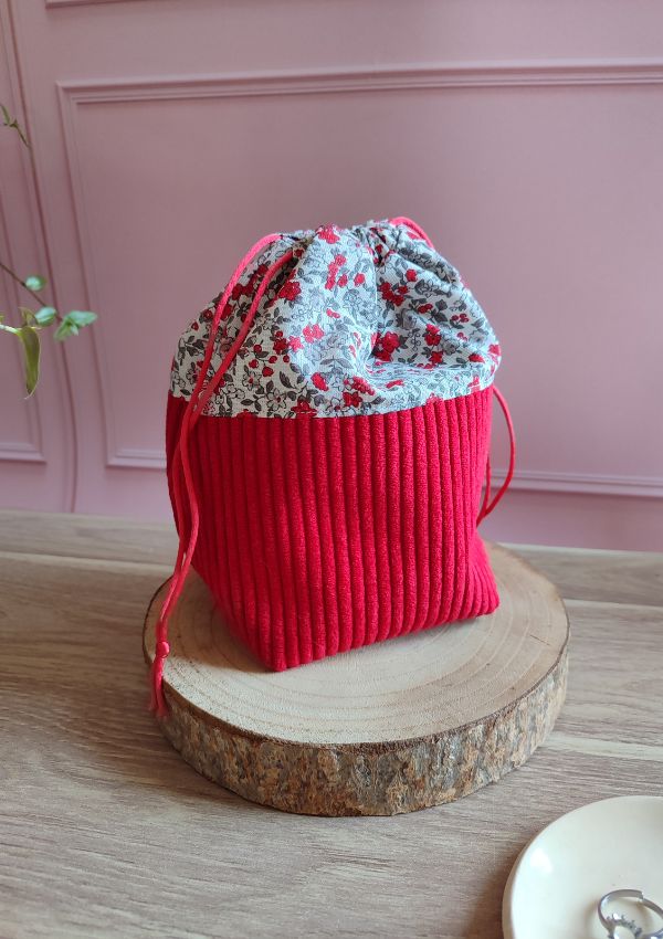 La bourse panier est une solution de rangement simple et parfaite pour organiser vos petits accessoires du quotidien.