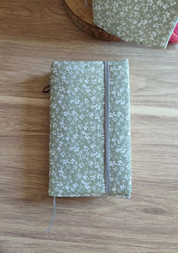 Le couvre-livre est l’accessoire parfait pour protéger votre lecture. Il s’adapte facilement à tous les livres format poche grâce à son rabat modulable.