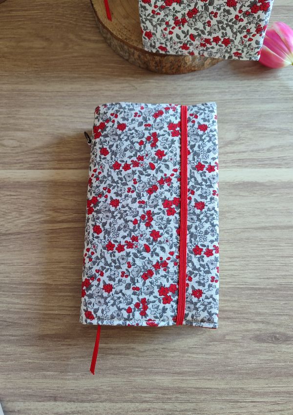 Le couvre-livre est l’accessoire parfait pour protéger votre lecture. Il s’adapte facilement à tous les livres format poche grâce à son rabat modulable.