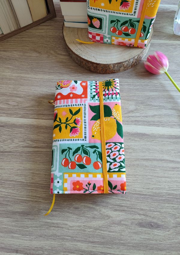 Le couvre-livre est l’accessoire parfait pour protéger votre lecture. Il s’adapte facilement à tous les livres format poche grâce à son rabat modulable.