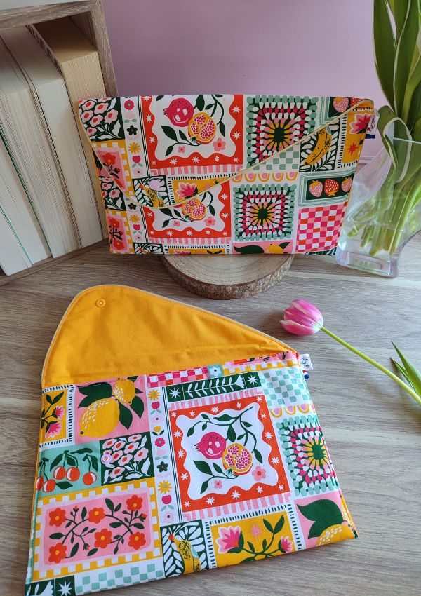 Élégante et pratique, la pochette évasion vous permet de glisser tout vos objets pour un divertissement assuré. Tablette, livres, carnets d'écriture...