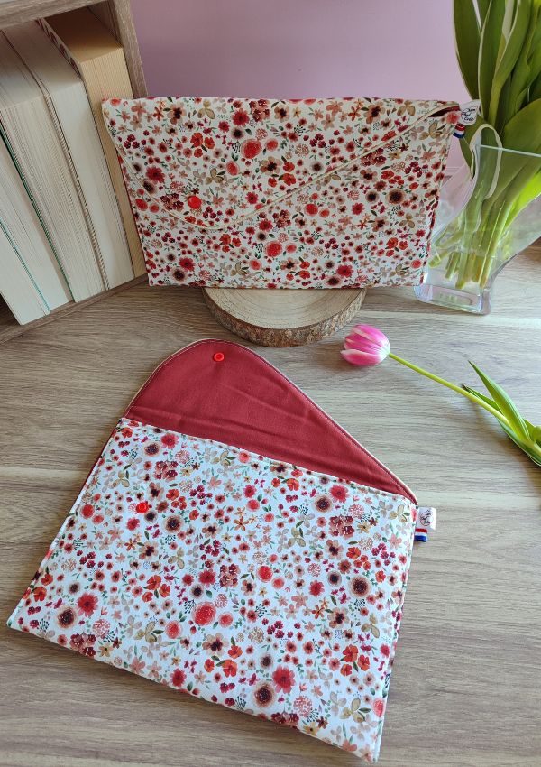 Élégante et pratique, la pochette évasion vous permet de glisser tout vos objets pour un divertissement assuré. Tablette, livres, carnets d'écriture...