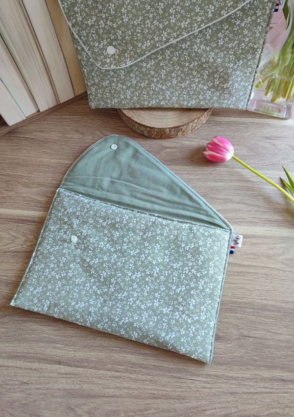 Élégante et pratique, la pochette évasion vous permet de glisser tout vos objets pour un divertissement assuré. Tablette, livres, carnets d'écriture...