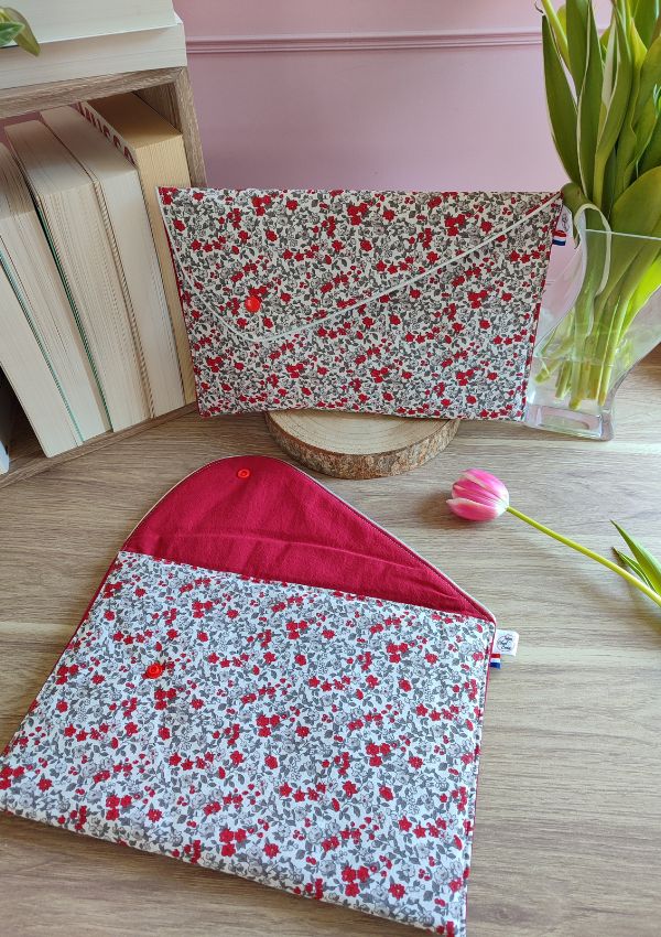 Élégante et pratique, la pochette évasion vous permet de glisser tout vos objets pour un divertissement assuré. Tablette, livres, carnets d'écriture...