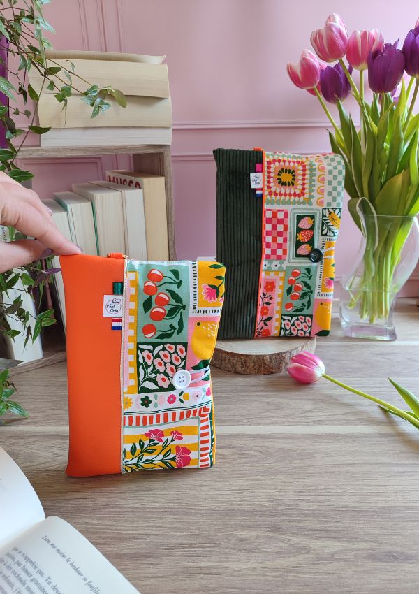 La pochette à livre protège votre livre. Vous pouvez ainsi l'emporter partout avec vous et ça, sans craindre de corner les pages.