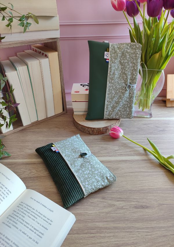 La pochette à livre protège votre livre. Vous pouvez ainsi l'emporter partout avec vous et ça, sans craindre de corner les pages.