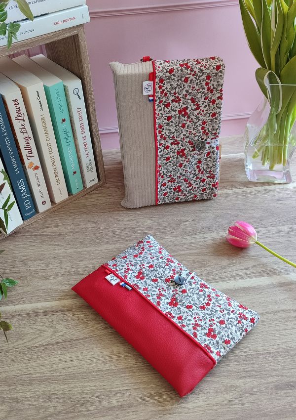 La pochette à livre protège votre livre. Vous pouvez ainsi l'emporter partout avec vous et ça, sans craindre de corner les pages.