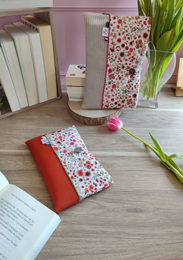 La pochette à livre protège votre livre. Vous pouvez ainsi l'emporter partout avec vous et ça, sans craindre de corner les pages.