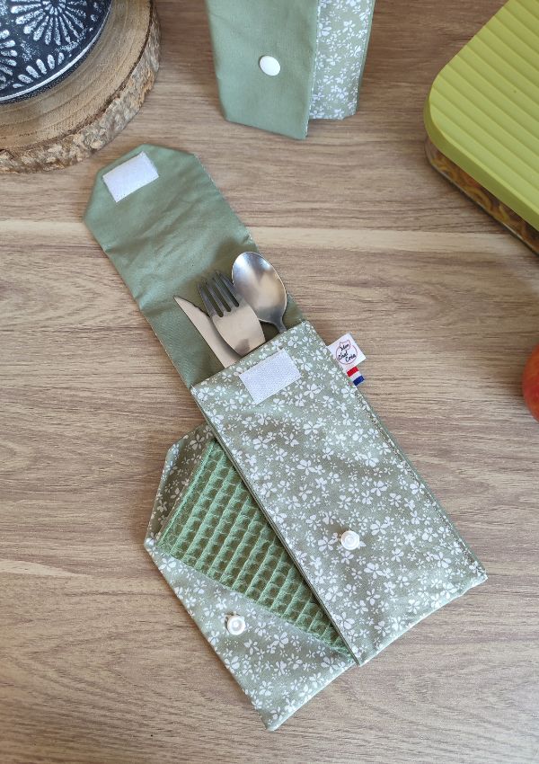 Le range-couverts vous permet de glisser vos couverts pour les déjeuners en extérieur. Idéal pour ceux qui n'apprécient pas les couverts en bambou.