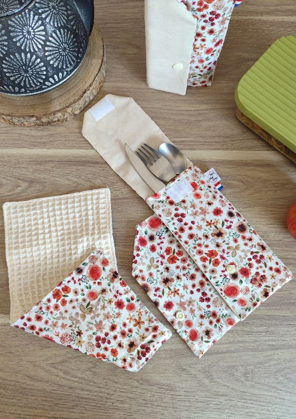 Le range-couverts vous permet de glisser vos couverts pour les déjeuners en extérieur. Idéal pour ceux qui n'apprécient pas les couverts en bambou.