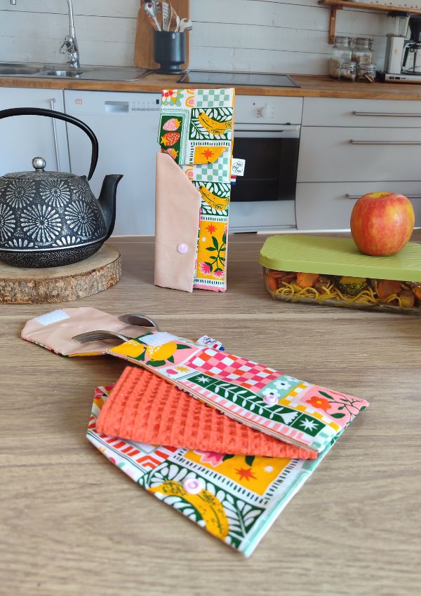 Le range-couverts vous permet de glisser vos couverts pour les déjeuners en extérieur. Idéal pour ceux qui n'apprécient pas les couverts en bambou.