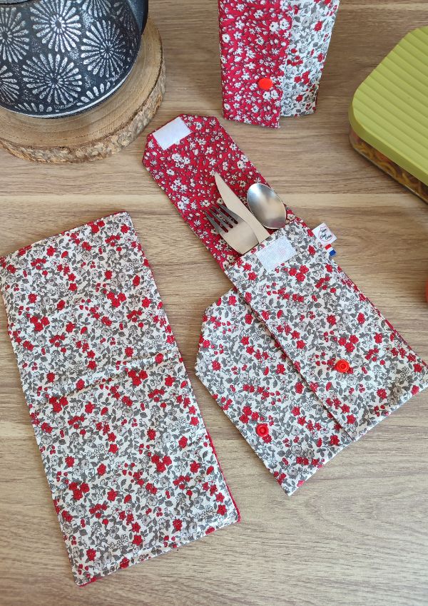 Le range-couverts vous permet de glisser vos couverts pour les déjeuners en extérieur. Idéal pour ceux qui n'apprécient pas les couverts en bambou.