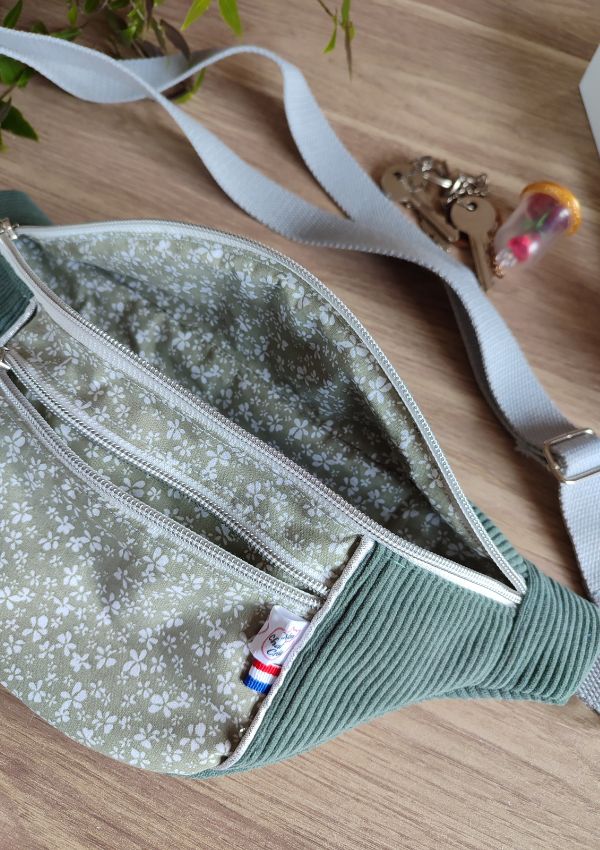 Le sac banane velours allie praticité et élégance pour se sortir et se balader sans avoir les mains encombrées. Un must à avoir !