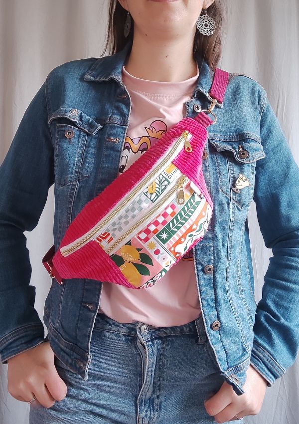 Le sac banane velours allie praticité et élégance pour se sortir et se balader sans avoir les mains encombrées. Un must à avoir !