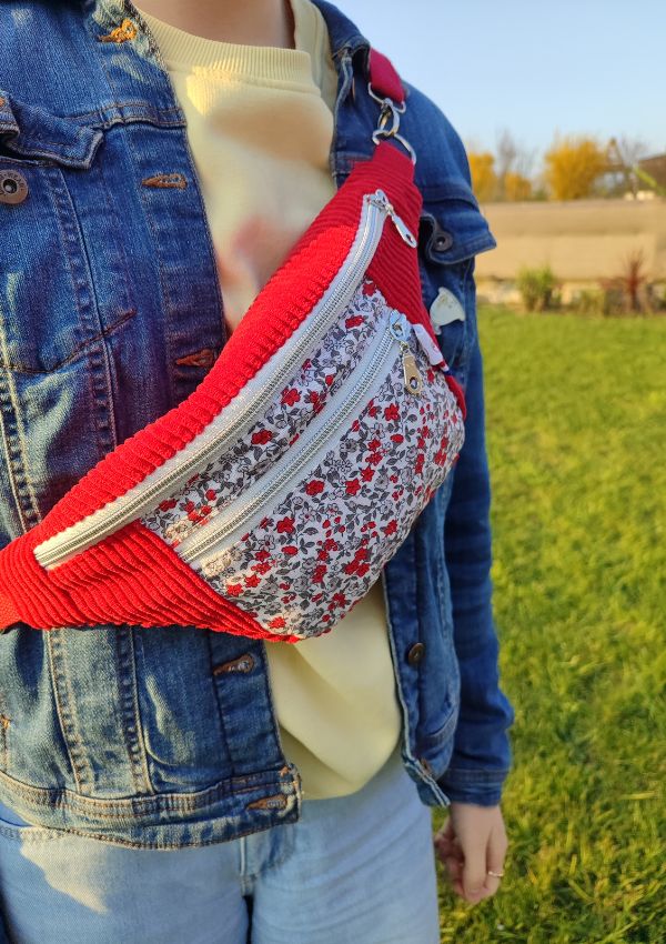 Le sac banane velours allie praticité et élégance pour se sortir et se balader sans avoir les mains encombrées. Un must à avoir !