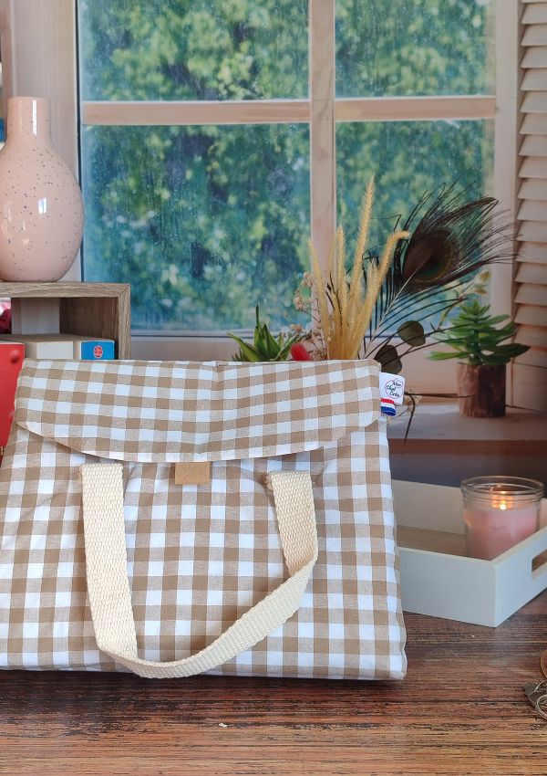 Le sac lunch isotherme est l'accessoire idéal pour transporter votre déjeuner au travail, en pique-nique...