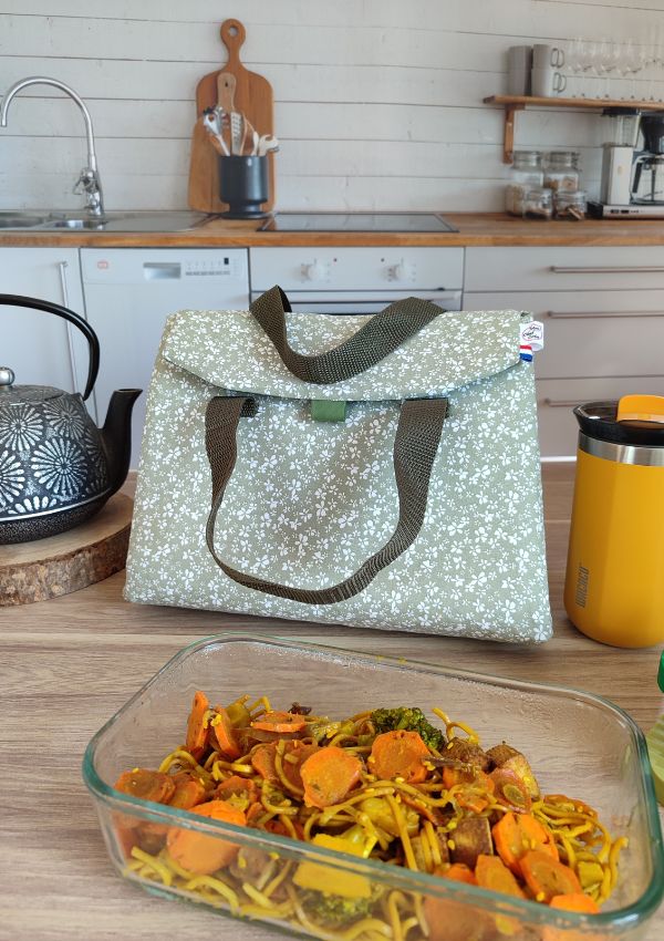 Le sac lunch isotherme est l'accessoire idéal pour transporter votre déjeuner au travail, en pique-nique...