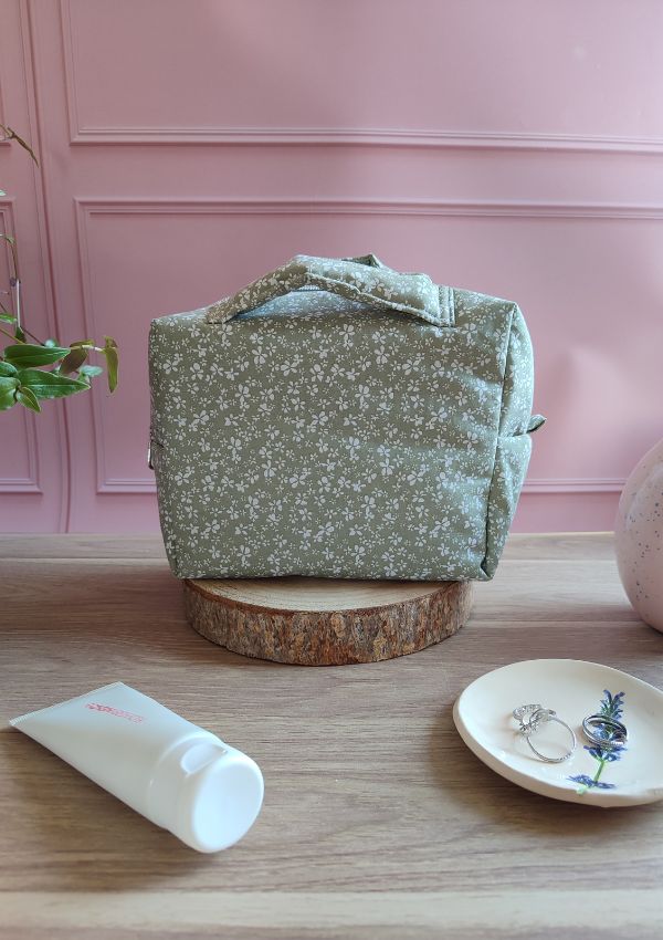 Si vous êtes à la recherche d’une trousse de toilette qui allie praticité, durabilité et esthétisme, la trousse 