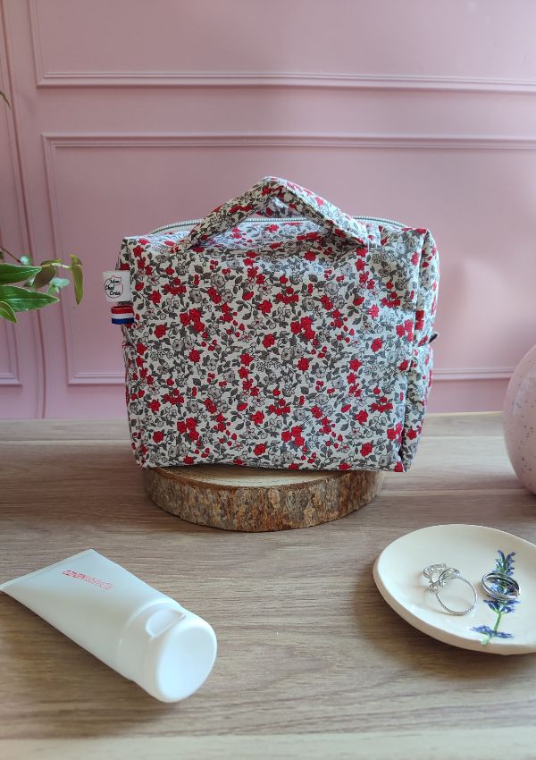 Si vous êtes à la recherche d’une trousse de toilette qui allie praticité, durabilité et esthétisme, la trousse 